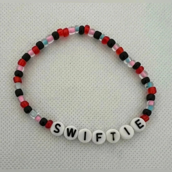 SET: Girls beaded bracelets. Taylor Swift on each bracelet. 11 bracelets. - Picture 4 of 13